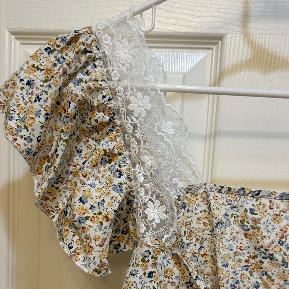 SHEIN Floral Ruffle Blouse with Lace Trim - Picture 4 of 5